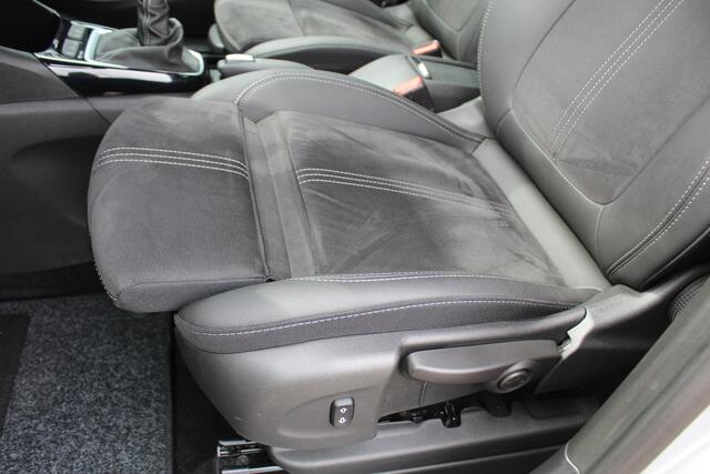 Opel Crossland 1.2-110pk Turbo 'Elegance'. Mooie en luxe hoogzitter met weinig km's ! Volautm. airco dual, cruise control, camera, comfortstoelen, metallic lak, LM wielen, navigatie, telefoonvoorb., lane- en side assist, parkeersensoren v+a, LED verlichting etc.