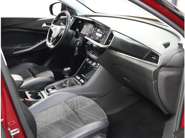 Opel Grandland 1.2 Turbo GS Line | AppleCarPlay/AndroidAuto | Alcantara | Cruise Control | Camera | Stoel, Stuur & Voorruit verwarmd | AGR-Stoelen | Parkeersensoren | Two-tone | Isofix | Privacy Glass | Afneembare Trekhaak |