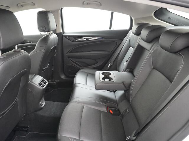 Opel INSIGNIA Grand Sport T165PK Leer Camera Navi Apple Carplay Android PDC-a+v Trekhaak LED-v+a Ecc Cruise Control AGR-Comfort Stoelen Verwarmd Business Executive Regen-Lichtsensor Sensor dodehoek Verkeersbordlezer Rijstrooksensor 1e Eigenaar