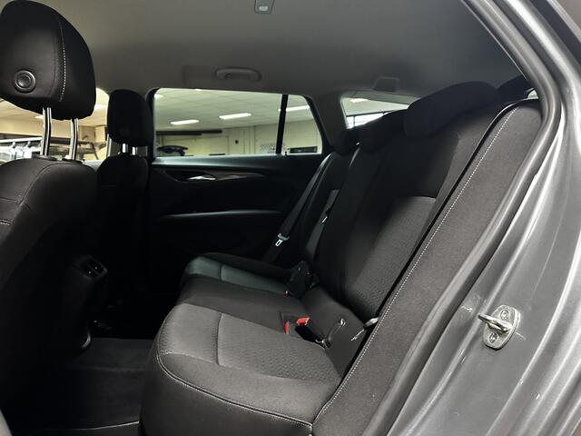 Opel INSIGNIA Sports Tourer 1.5 Turbo Edition/ 141pk/ Trekhaak/ Stoel + Stuurverw./ Apple + Android/ Camera/ 17'' LMV/ Lane-Assist./ Voorruitverw./ Dode-Hoek DET./ DAB+/ Grootlicht Assist./ Extra getint glas.