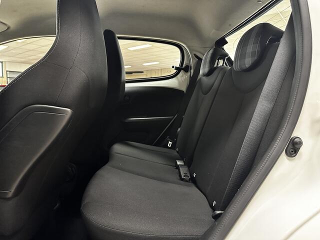 Peugeot 108 1.0 e-VTi Active /5-Drs /Airco /Elek. ramen voor /C.V. afstand /Bluetooth /AUX & USB /Isofix /LED Dagrijverl. /Mistlampen.