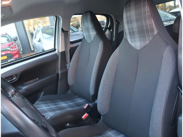 Peugeot 108 1.0 e-VTi Allure 73 Pk. 5-Deurs Climate Control * Begrenzer * L.M. Velgen * Telefoonkoppeling * USB * Mistlampen * Donkere ruiten Achterportieren * Vingerhoets; Vierde Generatie Eersteklas Service ! Al meer dan 100 jaar een begrip in de Brabantse Kempen.