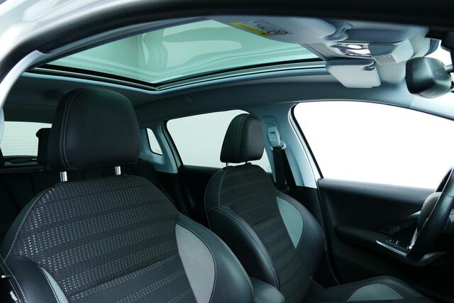 Peugeot 2008 1.2 110pk Allure. Panodak, Navi, Camera, Clima, Cruise, Half Leer, 16"LMV