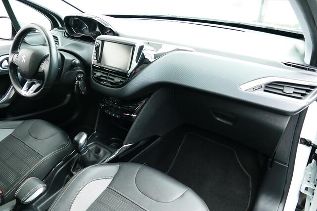 Peugeot 2008 1.2 110pk Allure. Panodak, Navi, Camera, Clima, Cruise, Half Leer, 16"LMV