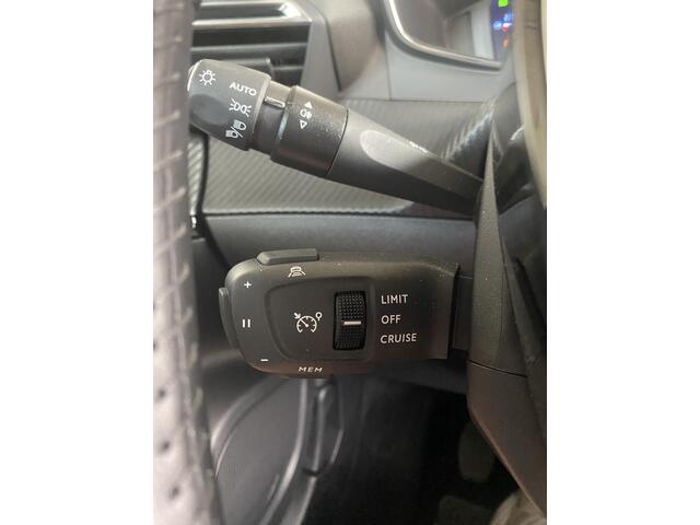 Peugeot 2008 1.2 PureTech 100 Allure |Navigatie!|Keyless!|CarPlay!|