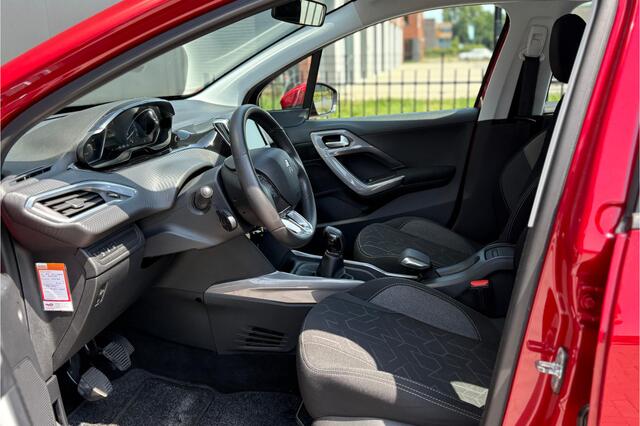 Peugeot 2008 1.2 PureTech Blue Lease Executive 110pk - Navi - Camera - Cruise - Carplay - PDC - Rijklaar