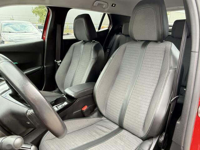 Peugeot 2008 BWJ 2022 1.2 131 PK Allure HALF LEDER / CAMERA 360 / CLIMA / NAVI / CRUISE / BLUETOOTH / APPLE CARP. / ANDROID AUT. / LMV 17 INCH / ISOFIX / PRIV. GLAS / MULTIFUNCT. STUUR