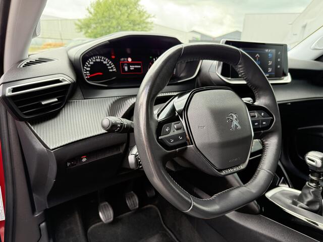 Peugeot 2008 BWJ 2022 1.2 131 PK Allure HALF LEDER / CAMERA 360 / CLIMA / NAVI / CRUISE / BLUETOOTH / APPLE CARP. / ANDROID AUT. / LMV 17 INCH / ISOFIX / PRIV. GLAS / MULTIFUNCT. STUUR