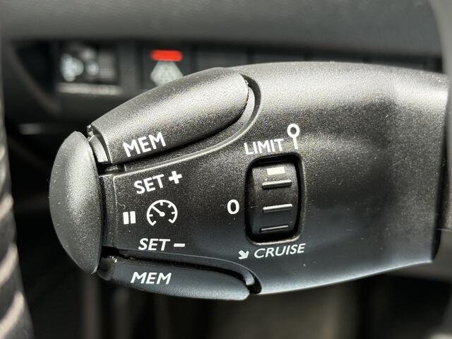 Peugeot 2008 BWJ 2022 1.2 131 PK Allure HALF LEDER / CAMERA 360 / CLIMA / NAVI / CRUISE / BLUETOOTH / APPLE CARP. / ANDROID AUT. / LMV 17 INCH / ISOFIX / PRIV. GLAS / MULTIFUNCT. STUUR