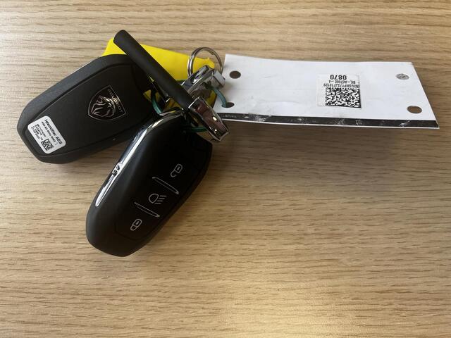 Peugeot 2008 1.2 Hybrid 145 GT / Nieuw, veel voordeel / tot 8 jaar Garantie / Elektr. schuifdak en bestuurdersstoel / Stoelverwarming / Camera 360° / Adapt. CC / Navi / Apple Carplay Android / 17" LM wielen / ook in zwart leverbaar