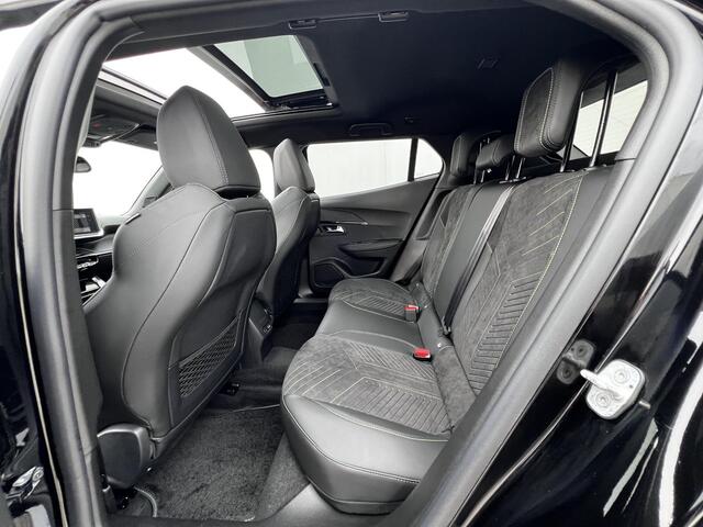 Peugeot 2008 1.2 Hybrid 145 GT / Veel voordeel, zo goed als nieuw / tot 8 jaar Garantie / Elektr. schuifdak en bestuurdersstoel / Stoelverwarming / Camera 360° / Adapt. CC / Navi / Apple Carplay Android / 17" LM wielen / ook in grijs leverbaar