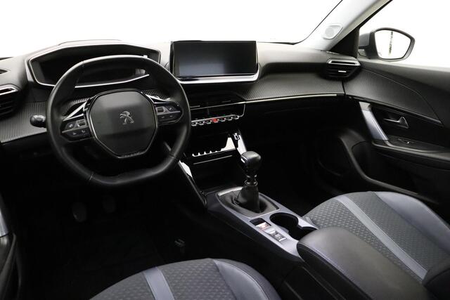 Peugeot 2008 1.2 PureTech Allure | Navigatie | Climate control | Trekhaak | Camera | Lichtmetalen velgen | Dakrails | Cruise control | Bluetooth