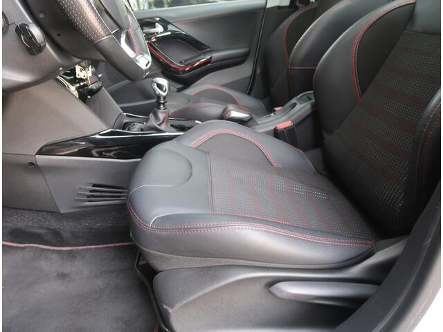 Peugeot 2008 130 Pk. Benzine * GT-line * Super Compleet * Navigatie * 1/2 Leder * L.M. Velgen * Panoramadak * DAB Radio * Apple Car Play / Android Auto Spotify & Google Maps * Climate & Cruise Control * Vingerhoets; Vierde Generatie Eersteklas Service !