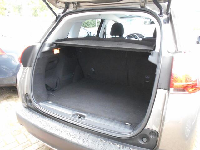 Peugeot 2008 1.2i Pure Tech Style NL-auto met logische km's !