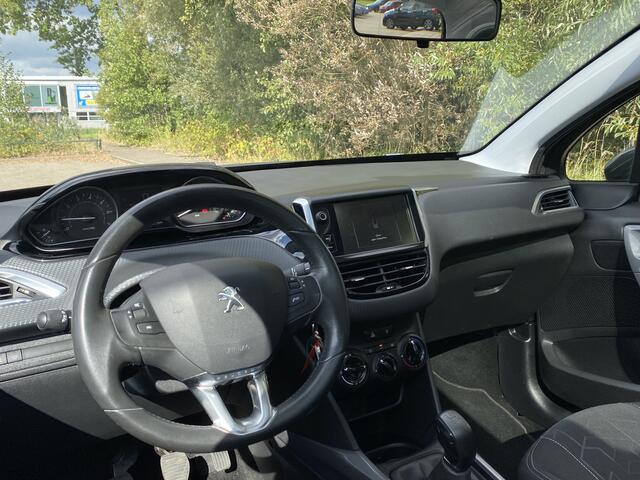 Peugeot 2008 1.2 PureTech Blue Lion | Navigatie | Parkeersensoren | Panorama dak |