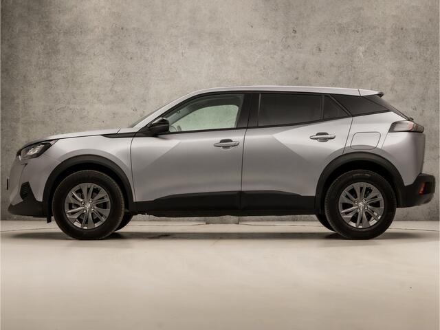 Peugeot 2008 1.2 PureTech Allure Sport Automaat (APPLE CARPLAY, GROOT NAVI, LANE ASSIST, GETINT GLAS, SPORTSTOELEN, PARKEERSENSOREN, LED KOPLAMPEN, DAB+, CRUISE, NIEUWSTAAT)