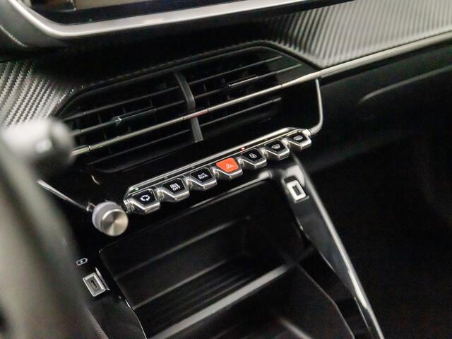 Peugeot 2008 1.2 PureTech Allure Sport Automaat (APPLE CARPLAY, GROOT NAVI, LANE ASSIST, GETINT GLAS, SPORTSTOELEN, PARKEERSENSOREN, LED KOPLAMPEN, DAB+, CRUISE, NIEUWSTAAT)