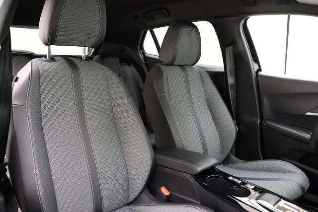 Peugeot 2008 1.2 Hybrid 136 Allure | Camera voor & achter | Dodehoek detectie | Keyless Entry | Navigatie | Privacy Glass | Noir Perla Nera