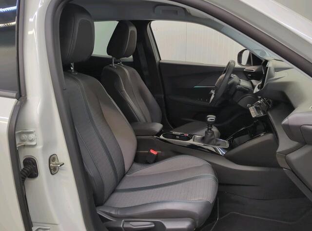 Peugeot 2008 1.2 100 pk Allure Navigatie Climate Control Parkeersensoren Carplay Android Lichtmetalen velgen led Koplampen 1/2 Leder NL Auto 1e Eigenaar