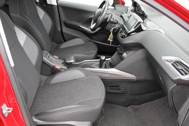 Peugeot 2008 1.2 PureTech Blue Lion Automaat Airco Navi Panoramadak Carplay Trekhaak 61.721km