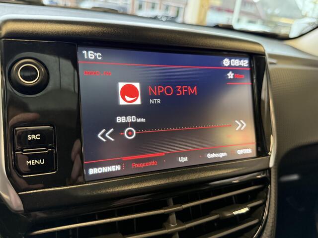 Peugeot 2008 1.2 PureTech GT-line | Panorama Dak | Afneembare Trekhaak | Stoelverwarming | Climate & Cruise Control | Achteruitrijd Camera |