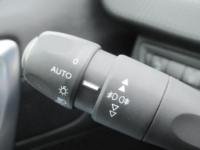 Peugeot 2008 1.2 Allure, Automaat / Trekhaak / Camera / Apple Carplay + Android Auto / Climate control / 17' LMV