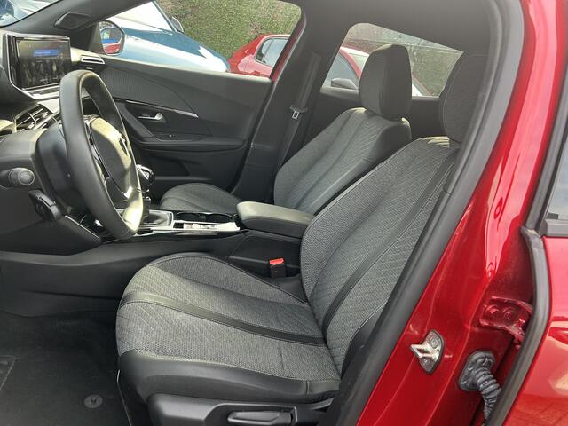 Peugeot 2008 1.2 Turbo 100PK Allure | Nieuwste Model | Navigatie via Telefoon | LED Verlichting | Parkeersensoren | DAB | Digitaal Dashboard | Half Lederen stoelen | Lichtmetalen Velgen 17 inch |