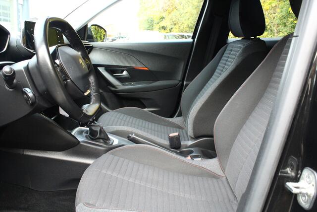 Peugeot 2008 1.2 PureTech Active navgatie D.riem is vervangen!! Plaat van een auto!!