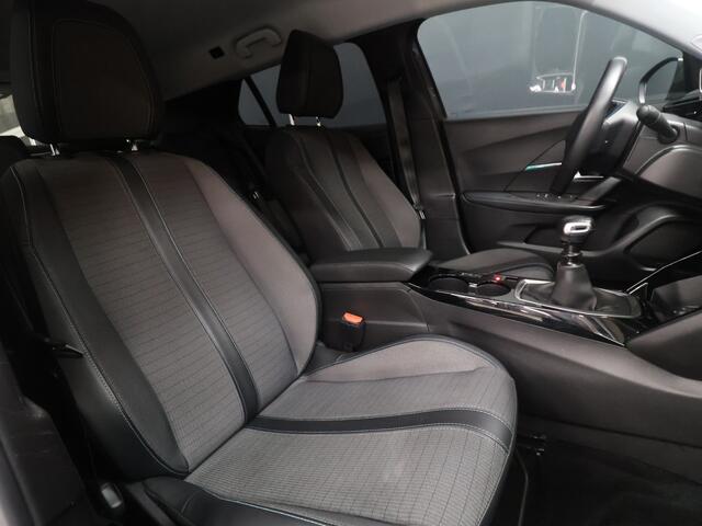 Peugeot 2008 1.2 PureTech Blue Lease Allure [APPLE CARPLAY, TREKHAAK, ACHTERUITRIJCAMERA, SPRAAKBEDIENING, RIJSTROOKSENSOR, GETINTE ACHTERRUITEN, NIEUWSTAAT]