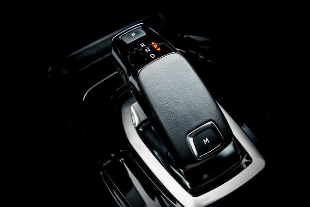 Peugeot 2008 1.2 PureTech Blue Lease Allure | Automaat | 3D I-Cockpit | LED | 1e. Eigenaar | Cruise | Clima | Carplay