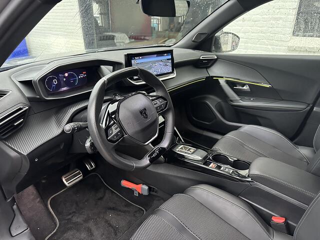 Peugeot 2008 1.2 Hybrid 145 PK GT Automaat | Navigatie | Keyless Entry | Full LED Verlichting | Parkeercamera | Adaptieve Cruise Control | Climate Control | Parkeersensoren | 17" Lichtmetalen Velgen | Hoge Zitpositie | Zwart Dak |