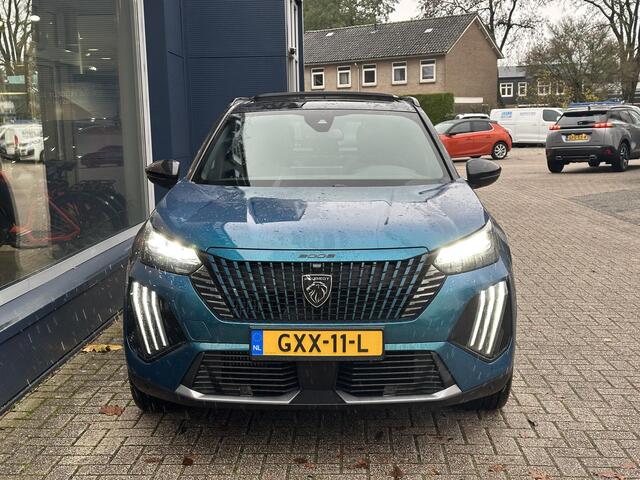 Peugeot 2008 1.2 Hybrid 145 PK GT Automaat | Full Options! | 12-2024 Bouwjaar | Navigatie | Panorama Schuif-/Kanteldak | 360 Graden Camera | Adaptieve Cruise Control | Keyless Entry | 18" Lichtmetalen Velgen EVISSA | Climate Control | Full LED Verlichting | Parkeersen