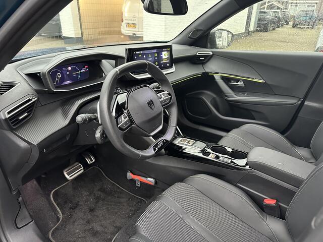 Peugeot 2008 1.2 Hybrid 145 PK GT Automaat | Full Options! | 12-2024 Bouwjaar | Navigatie | Panorama Schuif-/Kanteldak | 360 Graden Camera | Adaptieve Cruise Control | Keyless Entry | 18" Lichtmetalen Velgen EVISSA | Climate Control | Full LED Verlichting | Parkeersen