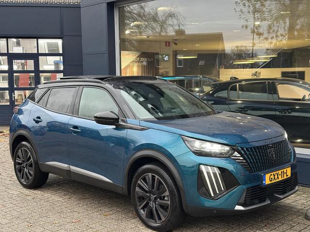 Peugeot 2008 1.2 Hybrid 145 PK GT Automaat | Full Options! | 12-2024 Bouwjaar | Navigatie | Panorama Schuif-/Kanteldak | 360 Graden Camera | Adaptieve Cruise Control | Keyless Entry | 18" Lichtmetalen Velgen EVISSA | Climate Control | Full LED Verlichting | Parkeersen
