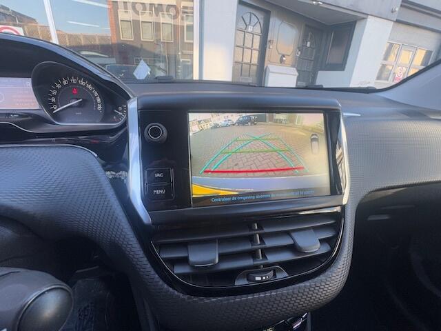 Peugeot 208 1.2 PureT. Signature
