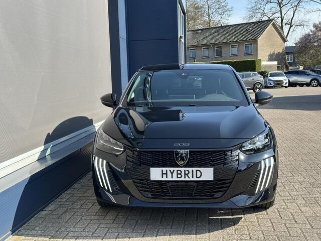 Peugeot 208 1.2 Hybrid 145 e-DCS6 GT | Bouwjaar 2025 | Full LED Verlichting | Navigatie via Telefoon | Camera | Parkeersensoren | Cruise Control | Keyless Entry | Dakspoiler | DAB+ Radio | Digitaal Dashboard | Apple Carplay Draadloos | Sportieve GT Uitvoering |
