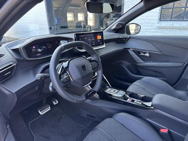 Peugeot 208 1.2 Hybrid 145 e-DCS6 GT | Bouwjaar 2025 | Full LED Verlichting | Navigatie via Telefoon | Camera | Parkeersensoren | Cruise Control | Keyless Entry | Dakspoiler | DAB+ Radio | Digitaal Dashboard | Apple Carplay Draadloos | Sportieve GT Uitvoering |