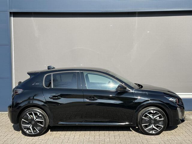 Peugeot 208 1.2 Hybrid 145 e-DCS6 GT | Bouwjaar 2025 | Full LED Verlichting | Navigatie via Telefoon | Camera | Parkeersensoren | Cruise Control | Keyless Entry | Dakspoiler | DAB+ Radio | Digitaal Dashboard | Apple Carplay Draadloos | Sportieve GT Uitvoering |