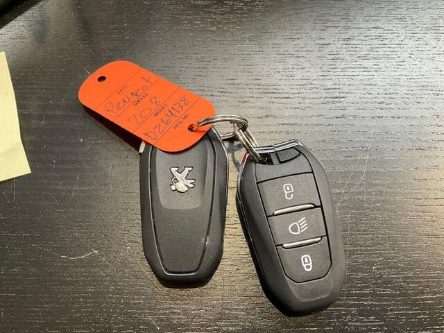 Peugeot 208 1.2 PureTech 100 Allure 100 PK - 6 versnellingsbak - 3d dashboard