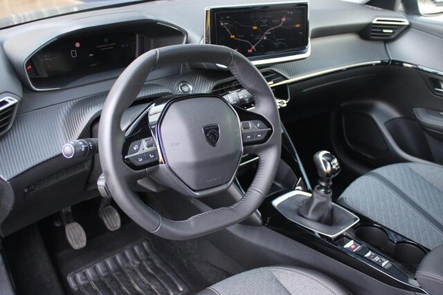 Peugeot 208 1.2 100PK ALLURE | CAMERA VOOR + ACHTER | KEYLESS ENTRY/START | DODEHOEK DETECTIE | NAVIGATIE | DRAADLOZE APPLE CARPLAY/ANDROID AUTO | PARKEERSENSOREN VOOR + ACHTER | ADAPTIVE CRUISE CONTROL | DAB+ RADIO | LED KOPLAMPEN |