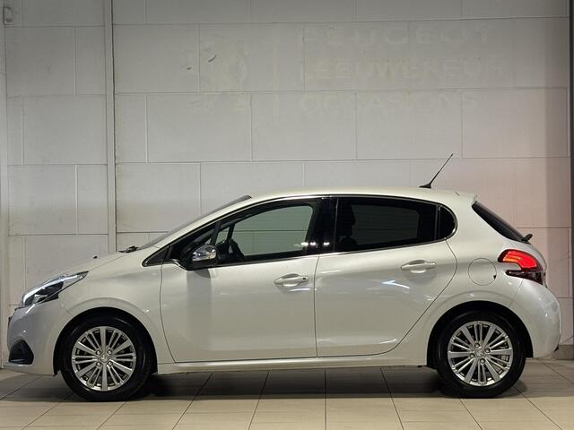 Peugeot 208 Allure 1.2 Turbo 110pk EAT6 | ALL SEASON BANDEN | CLIMATE CONTROL | APPLE CARPLAY / ANDROID AUTO | DONKER GETINT GLAS | ISOFIX | CLIMATE CONTROL |