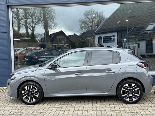 Peugeot 208 1.2 Turbo 100 PK Allure | Bouwjaar 2025 | ¤ 5.750 DEMO Voordeel | Navigatie via Telefoon | Stoelverwarming | 360 Graden Camera | Keyless Entry & Start | LED Verlichting | Climate Control | Dode Hoek Detectie | Voor + Achter Parkeersensoren | 16" Lichtmeta