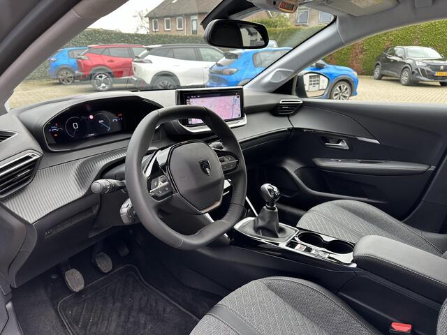 Peugeot 208 1.2 Turbo 100 PK Allure | Bouwjaar 2025 | ¤ 5.750 DEMO Voordeel | Navigatie via Telefoon | Stoelverwarming | 360 Graden Camera | Keyless Entry & Start | LED Verlichting | Climate Control | Dode Hoek Detectie | Voor + Achter Parkeersensoren | 16" Lichtmeta