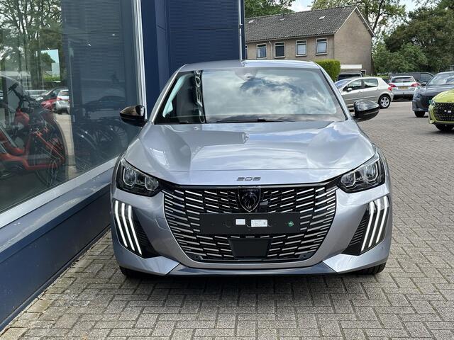 Peugeot 208 1.2 Turbo 100 PK Allure | Bouwjaar 2025 | ¤ 5.750 DEMO Voordeel | Navigatie via Telefoon | Stoelverwarming | 360 Graden Camera | Keyless Entry & Start | LED Verlichting | Climate Control | Dode Hoek Detectie | Voor + Achter Parkeersensoren | 16" Lichtmeta