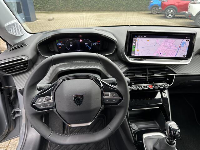 Peugeot 208 1.2 Turbo 100 PK Allure | ¤ 4200 DEMO korting | Nieuwste Model | 2025 Auto | Stoelverwarming | Navigatie | 360 graden Camera + dodehoek detectie | LED Verlichting | Parkeersensoren | Privacy Glas | Half Lederen Bekleding | Lichtmetalen Velgen |