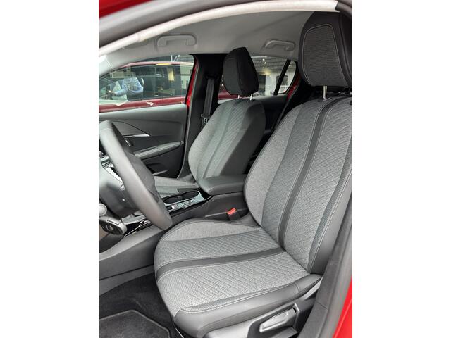 Peugeot 208 1.2 Turbo 100 PK Allure | ¤ 4200 DEMO korting | Nieuwste Model | 2025 Auto | Stoelverwarming | Navigatie | 360 graden Camera + dodehoek detectie | LED Verlichting | Parkeersensoren | Privacy Glas | Half Lederen Bekleding | Lichtmetalen Velgen |