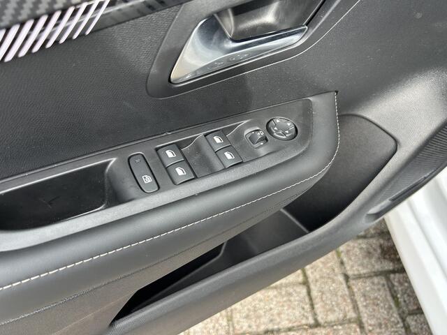 Peugeot 208 1.2 Hybrid 110 PK Allure | Hybride Elektrisch rijden met Automaat | 360 Graden Camera + Dodehoek detectie | Stoelverwarming | LED Verlichting | Navigatie | Lichtmetalen Velgen | Cruise & Climate Control.