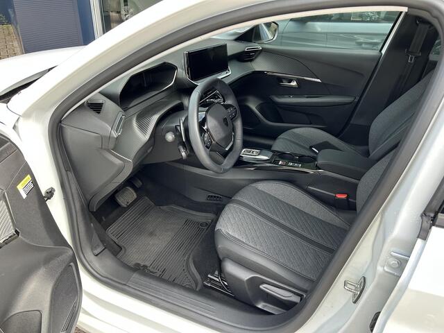 Peugeot 208 1.2 Hybrid 110 PK Allure | Hybride Elektrisch rijden met Automaat | 360 Graden Camera + Dodehoek detectie | Stoelverwarming | LED Verlichting | Navigatie | Lichtmetalen Velgen | Cruise & Climate Control.