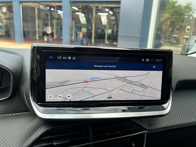 Peugeot 208 1.2 Hybrid 110 PK Allure | Hybride Elektrisch rijden met Automaat | 360 Graden Camera + Dodehoek detectie | Stoelverwarming | LED Verlichting | Navigatie | Lichtmetalen Velgen | Cruise & Climate Control.