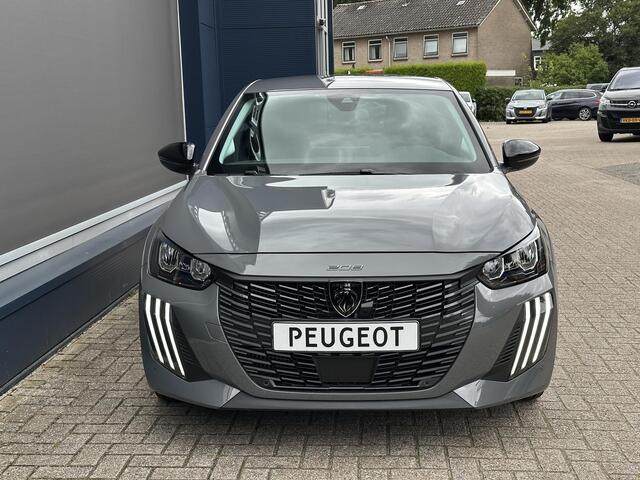 Peugeot 208 1.2 Hybrid 110 PK Allure Automaat | 2025 Demonstratie Auto | Hybride Automaat | Navigatie | 360 Graden Camera | Stoelverwarming | Climate Control | Cruise Control | Parkeersensoren V+A | LED Verlichting | Draadloze Apple Carplay / Android Auto | 16" Licht